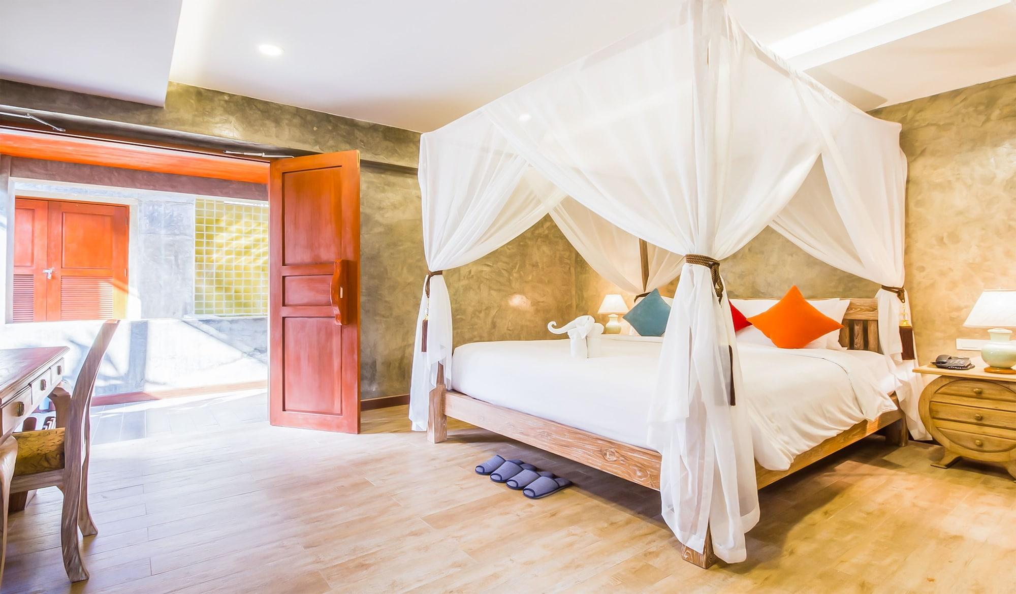 Khách sạn The Chaya And 4*
