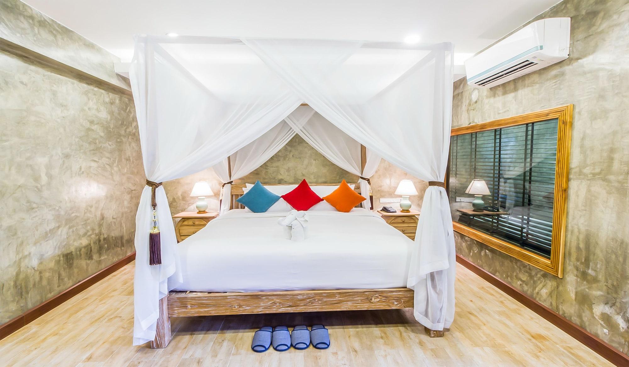 Khách sạn The Chaya And 4*