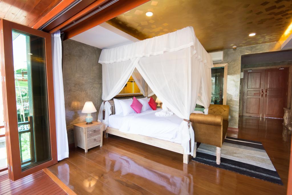 Khách sạn The Chaya And 4*