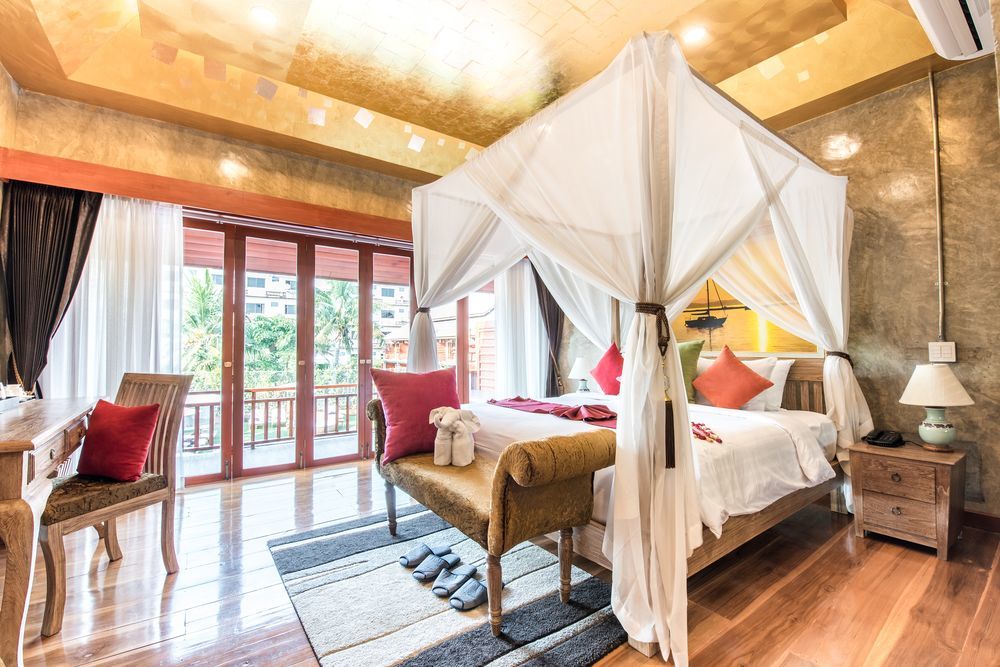 Khách sạn The Chaya And 4*